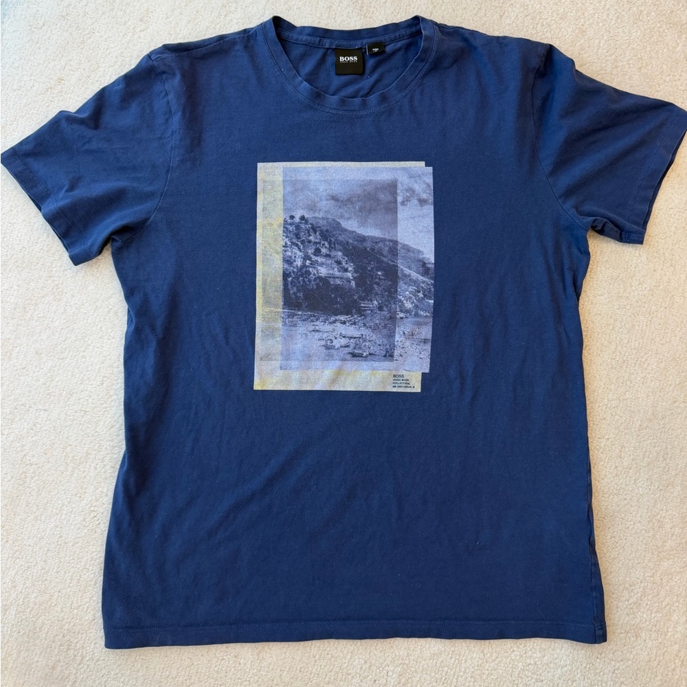 Hugo Boss Deep Blue Scenic Print T-Shirt HUGO BOSS
COLLECTION: NB INDIVIDUALS